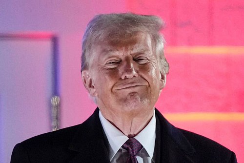 Mit Durchhalteparolen versucht Präsident Trump empörte Landsleute zu besänftigen. (Archivbild) - © Matt Rourke/AP/dpa