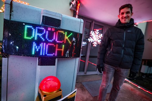 Einmal drücken und dann kann es losgehen mit der LED-Show von Technikfan Simon Biela. - © Christoph Reichwein/dpa
