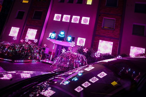 Ein Wohnhaus mit Lichterspektakel. - © Christoph Reichwein/dpa