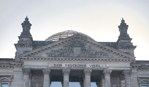 Vor 35 Jahren haben sich die Bundesrepublik Deutschland und die Deutsche Demokratische Republik zu einem Staat zusammengeschlossen. - © Paul Zinken/dpa