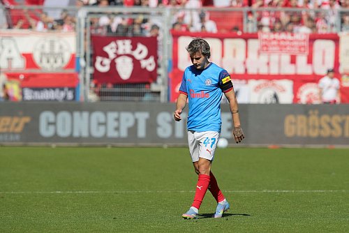 John Tolkin muss mit Holstein Kiel nach einer Saison wieder in die 2. Liga. - © Claus Bergmann/dpa