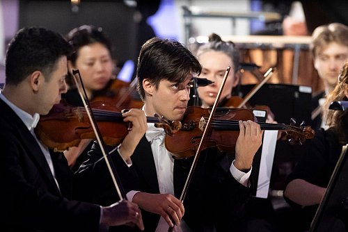 Mitglieder der Wiener Symphoniker spielen den Walzer «An der schönen blauen Donau». - © Denes Erdos/AP/dpa