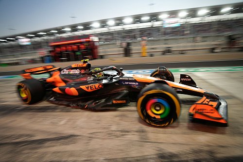 Für McLaren geht es um den Team-Titel. - © Darko Bandic/AP/dpa