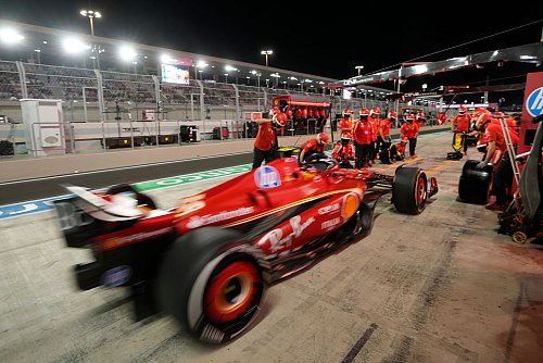Ferrari zeigte am Auftakttag eine starke Leistung. - © Darko Bandic/AP