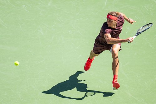 Alexander Zverev kam gegen Griekspoor nie richtig zu seinem Spiel und war oft in der Defensive. - © Maximilian Haupt/dpa