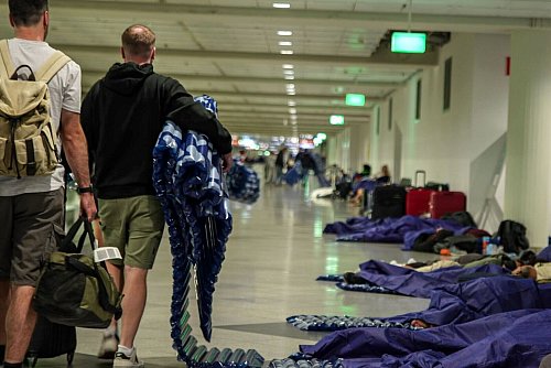 Nach einer erneuten Drohnensichtung mussten wieder Menschen am Flughafen in München übernachten. - © Enrique Kaczor/onw-images/dpa
