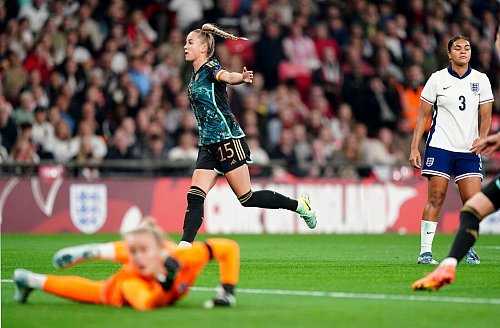 Durfte doppelt jubeln: Kapitänin Giulia Gwinn. - © Zac Goodwin/PA/AP