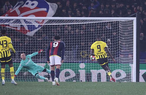 Serhou Guirassy trifft per Elfmeter zum 1:0 für den BVB. - © Fabio Sasso/dpa