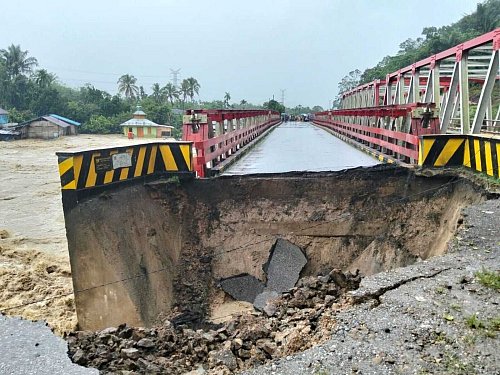 Auf Sumatra wurden Brücken durch die Wucht der Wassermassen schwer beschädigt. - © --/North Tapanuli disaster management agency (BPBD)/dpa