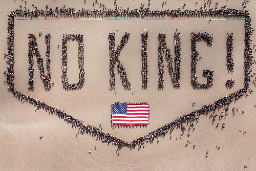 «NO KING!» verkörpern Hunderte Demonstranten an einem Strand in San Francisco. - © Santiago Mejia/San Francisco Chronicle/AP/dpa
