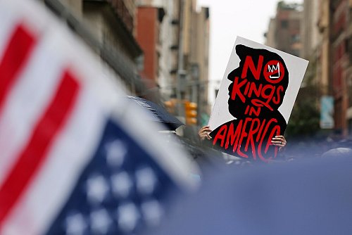 Demonstranten werfen Trump vor, sich wie ein König zu verhalten. - © Stefan Jeremiah/FR171756 AP/dpa