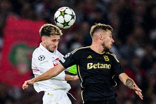 Sparta Prag erwies sich als harter Brocken für den VfB und Atakan Karazor (l.). - © Tom Weller/dpa