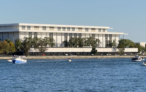 Das Kennedy Center ist eine renommierte Institution. (Archivbild) - © Andrej Sokolow/dpa