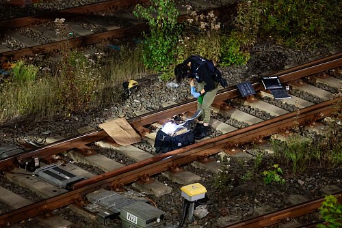 Auch der Staatsschutz soll den Angaben zufolge vor Ort gewesen sein. - © Thomas Banneyer/dpa