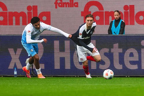 Jonas Therkelsen und Holstein Kiel erkämpften sich noch einen Punkt. - © Frank Molter/dpa