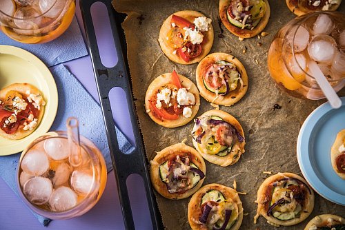 Pizza mag jeder - also dürfte auch die Mini-Variante mit Feta, bunten Tomaten, Paprika, Champignons, Zwiebeln und Zucchini gut ankommen. - © Christin Klose/dpa-tmn