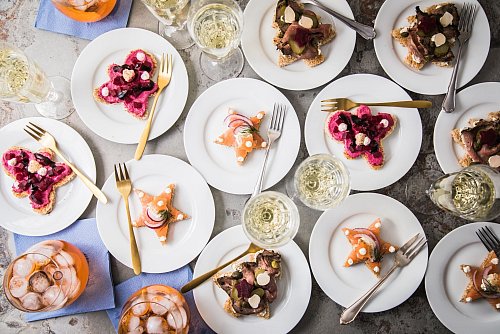 Hingucker für die Feiertage: Für diese Amuse-Gueules wurde Toast ausgestochen und mit Lachs, Roastbeef und Roter Bete getoppt. - © Christin Klose/dpa-tmn