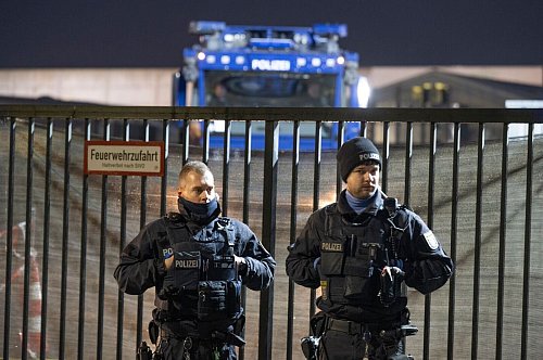 Die Polizei wappnete sich mit einem Großaufgebot für die Proteste. - © Boris Roessler/dpa