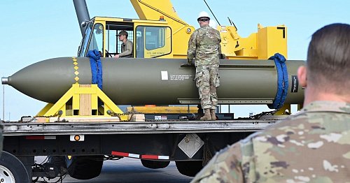 Die Bombe ist gut sechs Meter lang und mehr als 13 Tonnen schwer und kann auch tief unter der Oberfläche liegende Ziele angreifen. (Archivbild) - © Uncredited/US Air Force/dpa