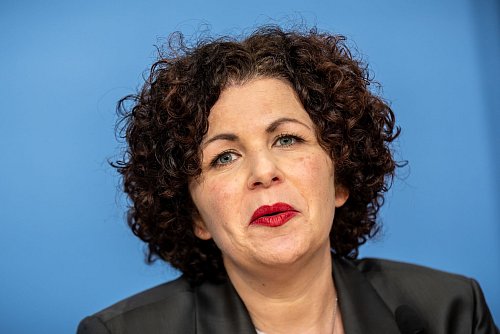 Amira Mohamed Ali ist jetzt schon Co-Vorsitzende des BSW. - © Michael Kappeler/dpa