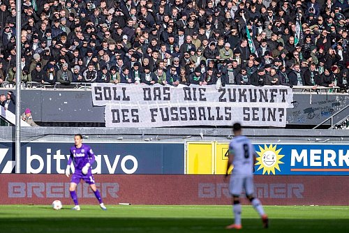 Die Fans protestieren weiter gegen die geplanten Maßnahmen der Politik in Fußball-Stadien, hier Anhänger von Hannover 96. - © David Inderlied/dpa