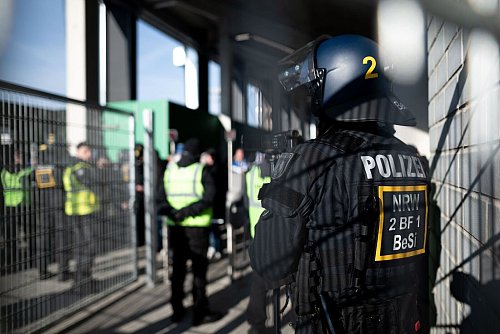 Die Fans stören sich oft auch an der Polizei-Präsenz. - © Fabian Strauch/dpa