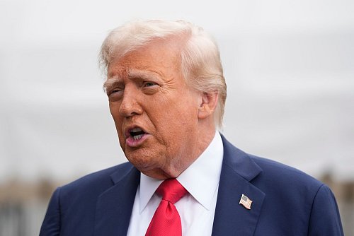 Trump ruft Israel zu einem Stopp der Bombardements auf. - © Mark Schiefelbein/AP/dpa