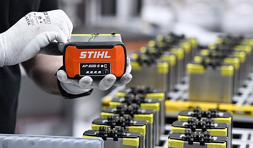 2024 hatte jedes vierte verkaufte Stihl-Gerät einen Akku. (Archivbild) - © Bernd Weißbrod/dpa