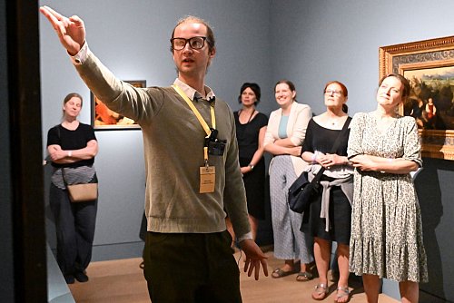 Er schimpft, nörgelt und brüllt die Gruppe an: Der «Grumpy Guide» im Düsseldorfer Kunstpalast vermittelt Kunst auf etwas andere Weise. - © Federico Gambarini/dpa