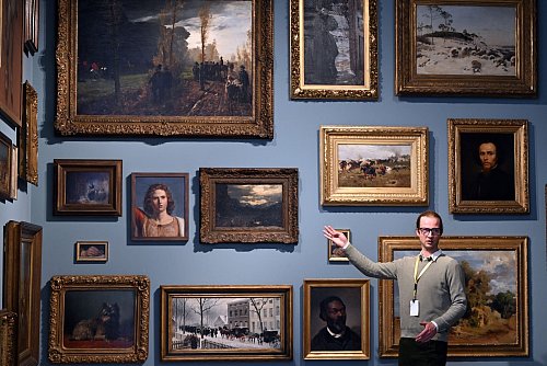 Der schlecht gelaunte «Grumpy Guide« im Düsseldorfer Kunstpalast findet die Hängung der Werke unerträglich. - © Federico Gambarini/dpa