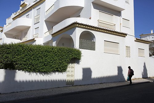 An der Praia da Luz wollen die meisten Menschen nichts mehr vom Fall wissen. (Archivfoto) - © Armando Franca/AP/dpa