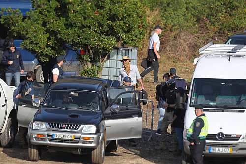 Auch 2023 bereiteten sich Suchteams der Polizei auf eine Suche im Süden Portugals vor. (Archivbild) - © Joao Matos/AP/dpa