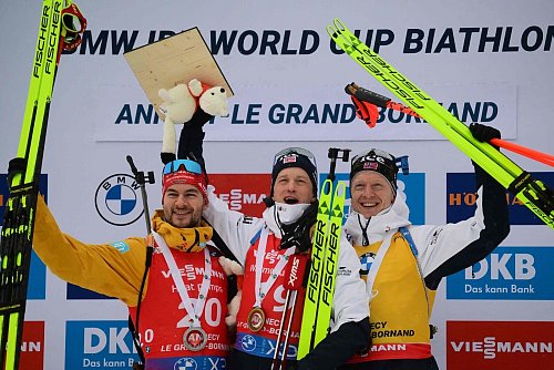 Danilo Riethmüller (l) wird sensationell Zweiter im Massenstart. - © Olivier Chassignole/AFP/dpa