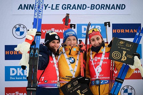 Franziska Preuß (M) und Vanessa Voigt (r) stehen für die Erfolge bei den deutschen Skijägerinnen. - © Olivier Chassignole/AFP/dpa