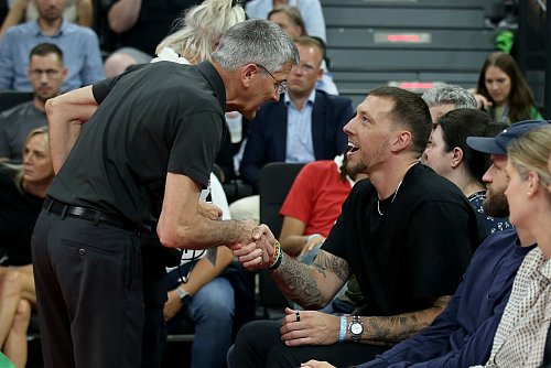 Sitzend und in zivil: So will der Bundestrainer Daniel Theis nicht sehen. - © Matthias Stickel/dpa