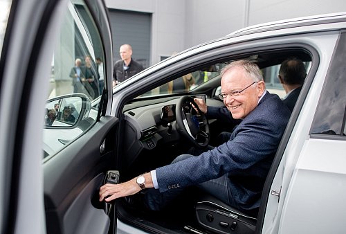 Seit 2013 ist Weil nicht nur als Regierungschef, sondern auch als VW-Aufsichtsrat krisenerprobt. (Archivbild) - © Hauke-Christian Dittrich/dpa