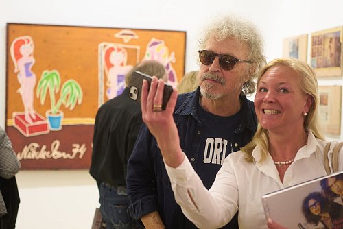 Selfie mit BAP-Musiker Wolfgang Niedecken bei Ausstellungseröffnung in Koblenz. - © Thomas Frey/dpa