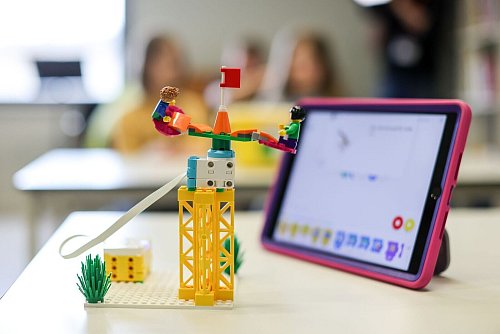 Künstliche Intelligenz soll helfen, Basiskompetenzen zu stärken. (Archivbild) - © Jan Woitas/dpa