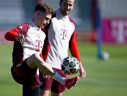 Bereit für Leverkusen: Joshua Kimmich (l) nach seiner Verletzungspause beim Bayern-Training. - © Sven Hoppe/dpa