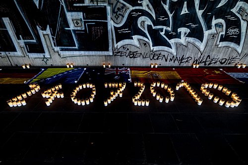 Kerzen erinnern an die Opfer des Unglücks vom 24. Juli 2010. (Archivbild) - © Christoph Reichwein/dpa