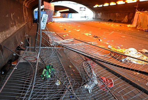 Umgestürzte Absperrgitter liegen nach dem Loveparade-Unglück in der Unterführung, in der sich das tödliche Gedränge ereignete. (Archivbild) - © picture alliance / dpa