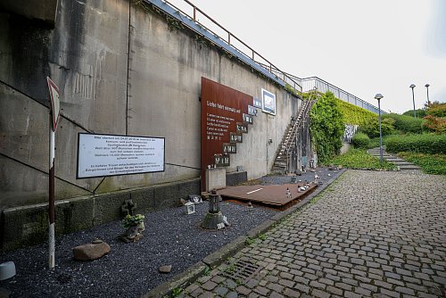 An der Rampe, an der vor 15 Jahren Hunderte Menschen im Gedränge verletzt wurden und 21 starben, steht heute eine Gedenkstelle. - © Christoph Reichwein/dpa