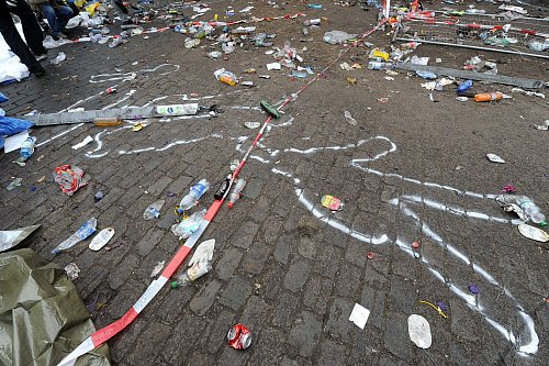 Kreide markiert die Lage der Leichen am Unglücksort. (Archivbild) - © picture alliance / dpa