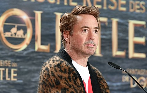 Flauschig: Robert Downey Jr. im Animal-Print-Jäckchen in Berlin im Januar 2020. - © Jens Kalaene/dpa-Zentralbild/dpa