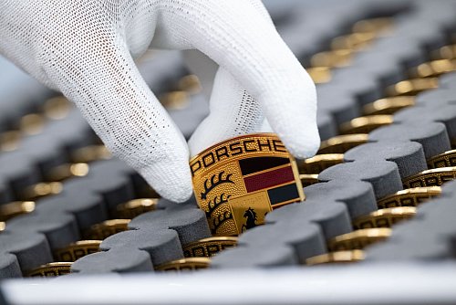 Der Sportwagenbauer Porsche ist bereits länger in schwerem Fahrwasser. - © Marijan Murat/dpa