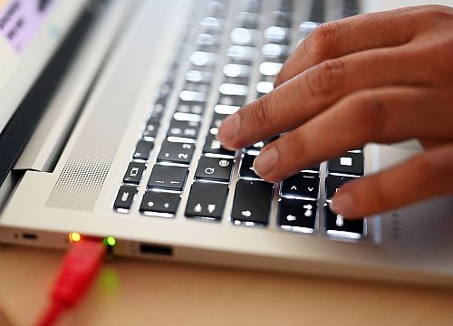 Die Nachfrage nach Informationstechnologie wächst. - © Uli Deck/dpa