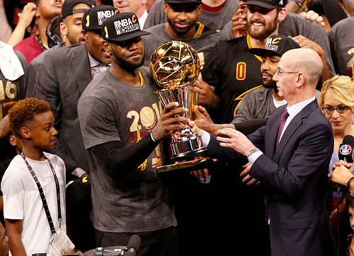 Sein größter Erfolg: James feiert den NBA-Titel 2016. - © picture alliance / dpa