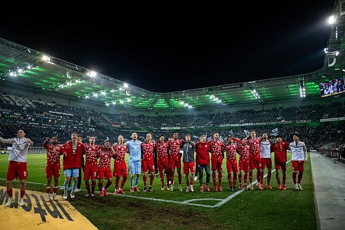 Die Mainzer werden nach dem Abpfiff gefeiert. - © Fabian Strauch/dpa
