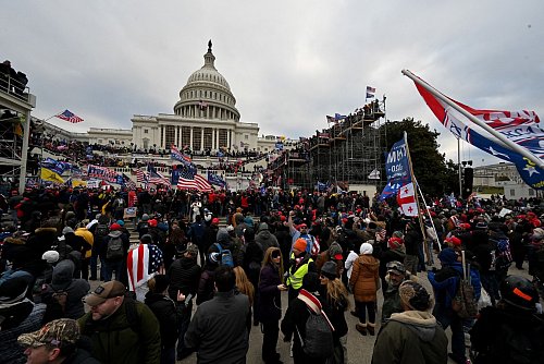 Trump stellte auch einmal mehr in Aussicht, gleich am ersten Tag im Amt Anhänger zu begnadigen, die wegen der Attacke auf das US-Kapitol verurteilt wurden. - © Essdras M. Suarez/ZUMA Wire/dpa