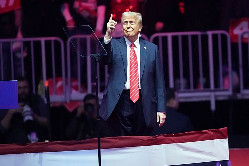Eine Unterstützerin sagte, Trump sei «fast wie Gott». - © Matt Rourke/AP/dpa